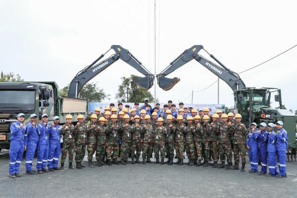 Military engineers of South Korea and Cambodia pose for a photo during joint drills held in Cambodia from Nov. 6 to Dec. 1, 2023, in this undated photo. (Yonhap)