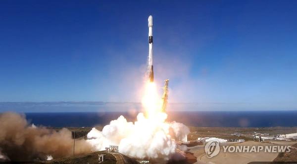 A SpaceX Falcon 9 rocket carrying South Korea's first indigenous spy satellite lifts off from U.S. Vandenberg Space Force ba<em></em>se in California on Dec. 1, 2023 (local time), in this photo provided by SpaceX. (PHOTO NOT FOR SALE) (Yonhap)