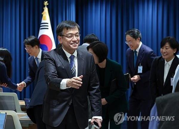 Choi Sang-mok, the nominee for the new finance minister, greets reporters at the presidential office in Seoul on Dec. 4, 2023. (Yonhap)