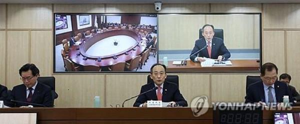 Finance Minister Choo Kyung-ho (C), who doubles as the deputy prime minister for eco<em></em>nomic affairs, addresses a meeting of related ministers on internatio<em></em>nal trade at the government complex in Sejong, central South Korea, on Dec. 4, 2023. (Yonhap)