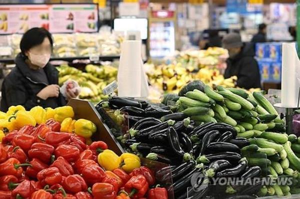 People shop at a major discount chain store in Seoul on Nov. 30, 2023. (Yonhap) 