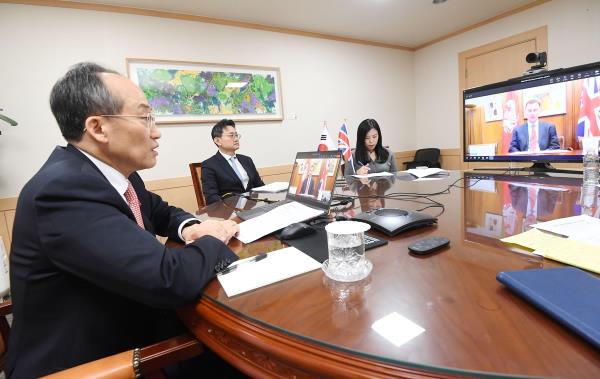 This photo, provided by South Korea's finance ministry, shows Finance Minister Choo Kyung-ho (L) having a video co<em></em>nference with Britain's Chancellor of the Exchequer Jeremy Hunt (on screen) in Seoul on Dec. 5, 2023. (PHOTO NOT FOR SALE) (Yonhap)