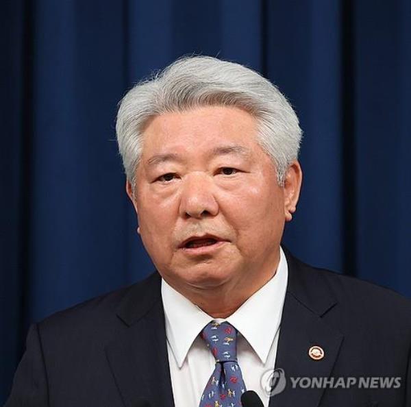 Kim Hong-il, nominee for the head of the Korea Communications Commission, speaks to reporters at the presidential office in Seoul on Dec. 6, 2023. (Yonhap)