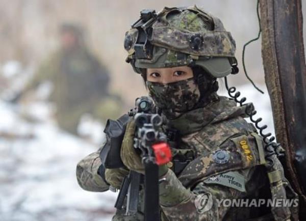 A female soldier of the TIGER Demo<em></em>nstration Brigade attends a field training exercise held in Paju, a<em></em>bout 40 kilometers northwest of Seoul, in this file photo taken Jan. 14, 2023. (Pool photo) (Yonhap)