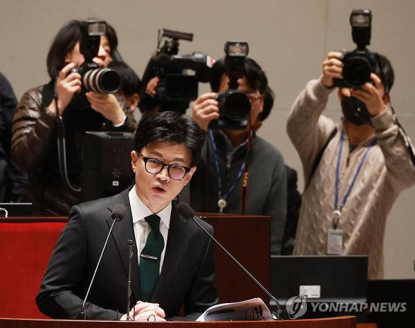 Justice Minister Han Dong-hoon is surrounded by reporters at the Plenary Chamber at the Natio<em></em>nal Assembly in Seoul on Dec. 6, 2023. (Yonhap)