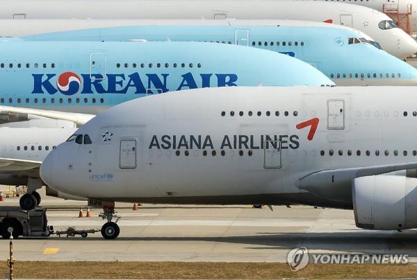 Planes of Korean Air Co. and Asiana Airlines Inc. are seen on the tarmac at Incheon Internatio<em></em>nal Airport, west of Seoul, in this undated file photo (Yonhap)