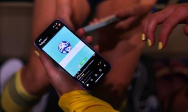 Sweden players look at the VAR image in the dressing room.