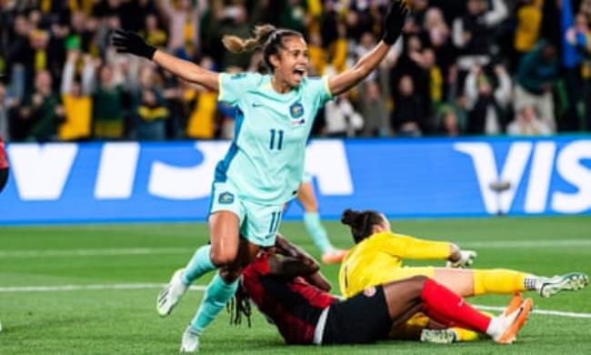 Mary Fowler scores against Canada.