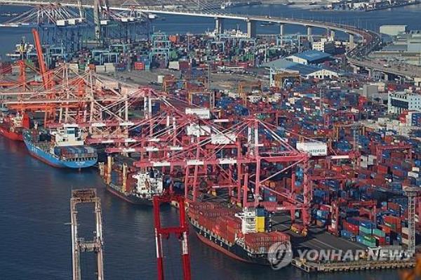 Shipping co<em></em>ntainers are stacked at a pier in the southeastern city of Busan, in this file photo taken Nov. 21, 2023. (Yonhap)