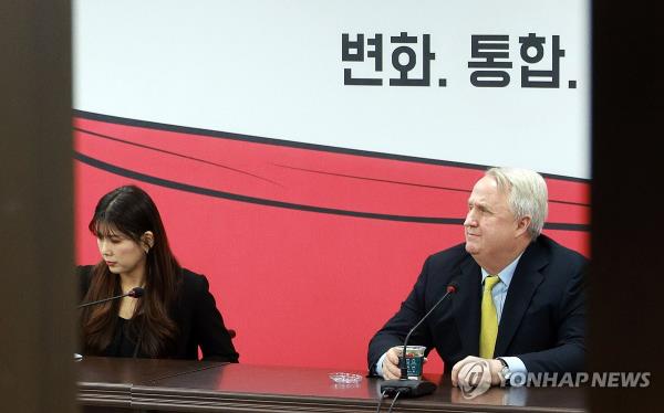 Ihn Yohan is lost in thought during a meeting of the ruling People Power Party's (PPP) innovation committee held at the PPP's headquarters in Seoul, on Dec. 7, 2023. (Yonhap)