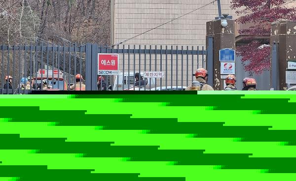 Firefighters arrive at a substation owned by Korea Electric Power Corp. in Ulsan, a<em></em>bout 300 kilometers southeast of Seoul, which is believed to have caused a massive power outage in the city on Dec. 6, 2023. (Yonhap)