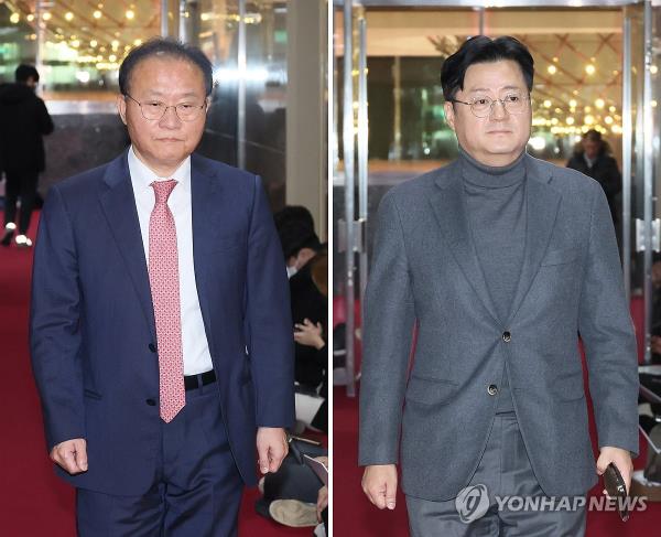 Rep. Yun Jae-ok (L), the floor leader of the ruling People Power Party, and his Democratic Party counterpart, Rep. Hong Ihk-pyo, separately head to the Natio<em></em>nal Assembly speakers office on Dec. 7, 2023. (Yonhap)