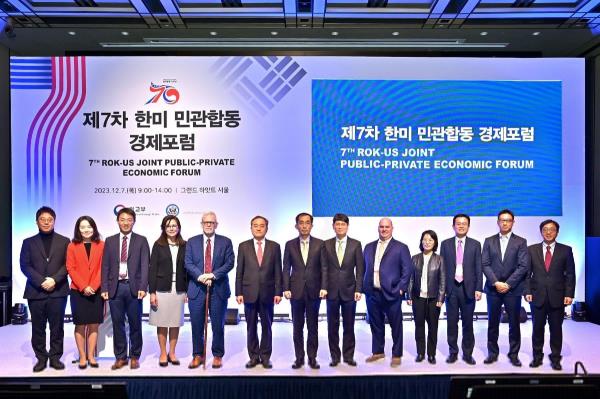 Officials of South Korea's foreign ministry and the U.S. State Department, as well as experts from think tanks and representatives of business associations pose for a photo during the 7th ROK-U.S. Joint Public-Private Eco<em></em>nomic Forum held in Seoul on Dec. 7, 2023, in this photo provided by the foreign ministry. (PHOTO NOT FOR SALE) (Yonhap)