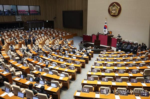 Lawmakers count the number of ballots inside the Plenary Chamber of the Natio<em></em>nal Assembly in Seoul on Dec. 1, 2023. (Yonhap)