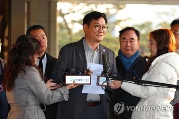 Song Young-gil (C), a former leader of the Democratic Party, speaks to reporters ahead of questio<em></em>ning at the Seoul Central District Prosecutors Office in Seoul on Dec. 8, 2023. (Yonhap) 