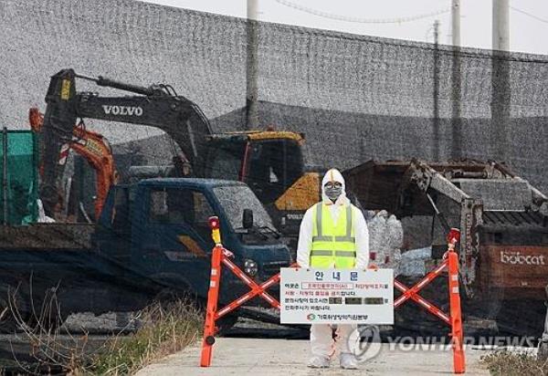 A quarantine official blocks a road leading to a duck farm in Muan, a<em></em>bout 290 kilometers south of Seoul, on Dec. 6, 2023, after a highly pathogenic H5 strain of avian influenza was detected there. (Yonhap)