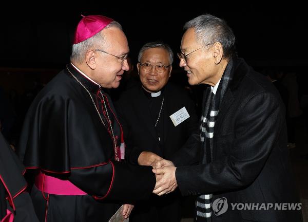 South Korean Culture Minister Yu In-chon (R) greets Archbishop Edgar Pena Parra, substitute for the Vatican's secretariat of state, at an exhibition celebrating the 60th anniversary of South Korea-Vatican diplomatic relations in Seoul on Nov. 17, 2023, in this file photo provided by Seoul's culture ministry. (PHOTO NOT FOR SALE) (Yonhap)