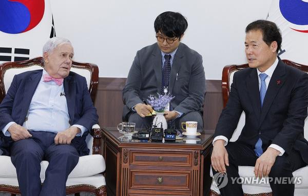 Unification Minister Kim Yung-ho (R) speaks in a meeting with Rogers Holdings Chairman Jim Rogers (L) in his office in Seoul on Dec. 11, 2023. (Yonhap)