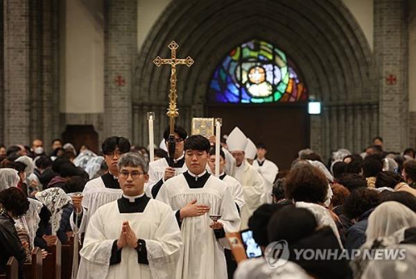 This photo, taken Dec. 11, 2023, shows a Mass to celebrate the 60th anniversary of South Korea-Vatican diplomatic relations at Myeo<em></em>ngdong Cathedral in Seoul. (Yonhap)