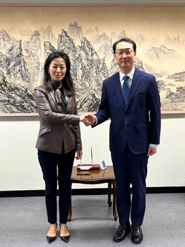 Kim Gunn (R), South Korea's special representative for Korean Peninsula peace and security affairs, and Jung Pak, the U.S. deputy special representative for North Korea, shake hands ahead of their meeting in Seoul on Dec. 11, 2023, in this photo provided by the foreign ministry. (PHOTO NOT FOR SALE) (Yonhap)