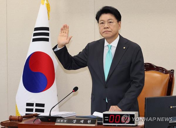 Rep. Chang Je-won of the ruling People Power Party swears an oath as a witness at a standing committee meeting held at the Natio<em></em>nal Assembly in Seoul, in this file photo taken Oct. 16, 2023. (Yonhap)